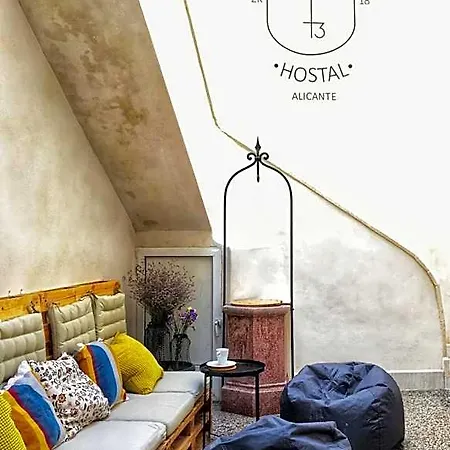 Hostel Numero Trece - Private Capsule Deds - Albergue Juvenil - Free Towels, Coffee & Tea, Remote Check-In (Adults Only)-3